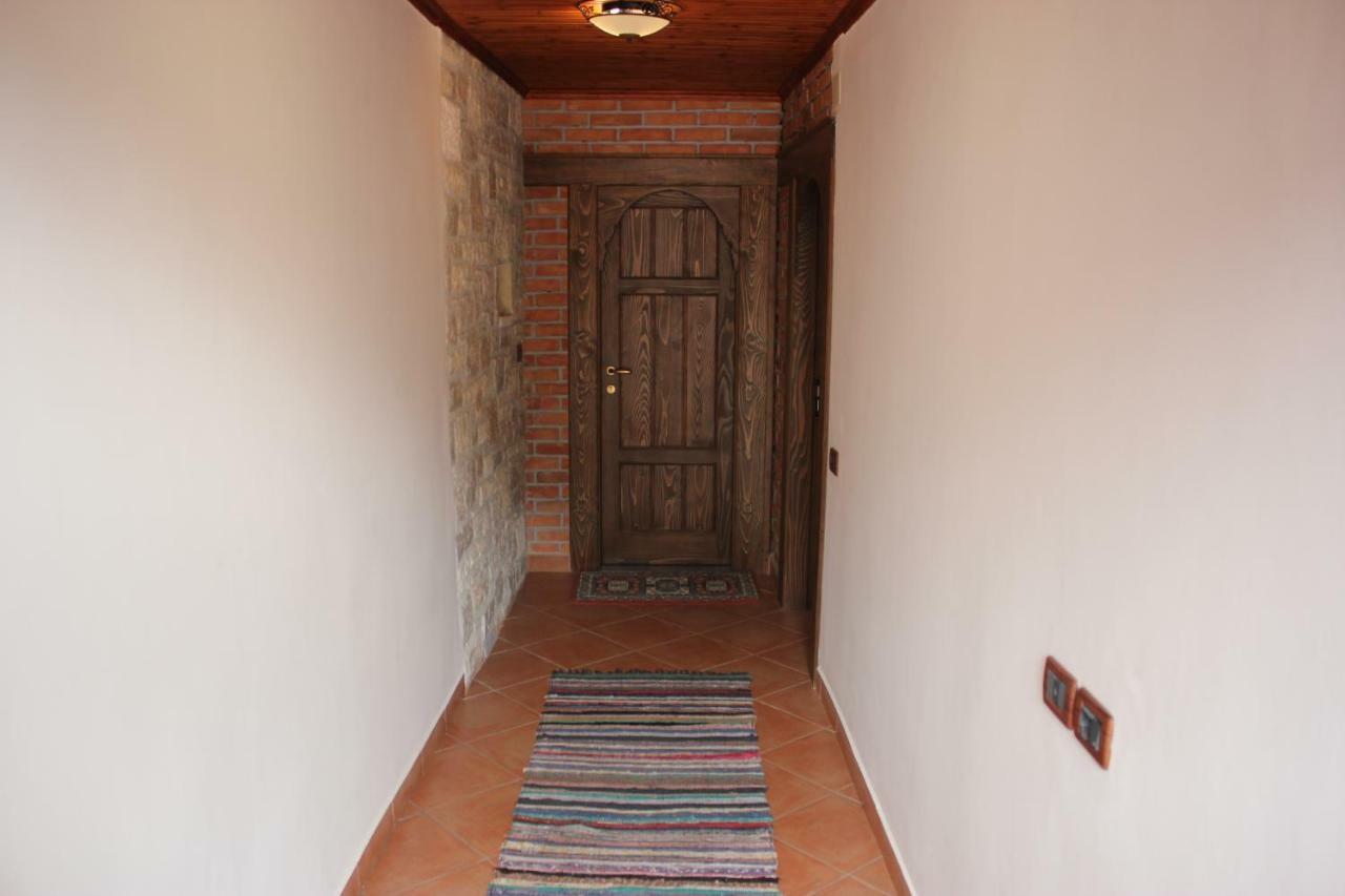 Guesthouse Arjan Берат Экстерьер фото